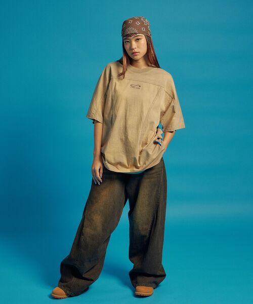 SEQUENZ（シークエンズ）の「【SEQUENZ（シークエンズ）】WASHED SPLASH S/S TEE / Tシャツ 半袖 クルーネック オーバーサイズ センターロゴ 刺繍（Tシャツ/カットソー・メンズ・グリーン系その他3/グレイッシュベージュ/ブラック・LARGE/MEDIUM/SMALL）」の16枚目の写真