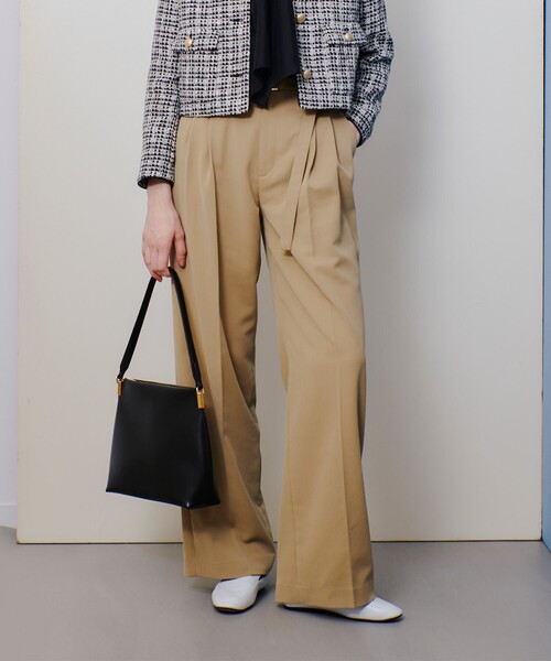 allureville(アルアバイル)の「CRISPYカルゼタックパンツ(その他パンツ・レディース・ベージュ/ネイビー/ブルー・1/2)」の2枚目の写真