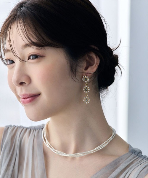 Jolie Toujours(ジョリトゥジュール)の「3連フラワーパールビジューピアス(ピアス(両耳用)・レディース・クリア/グレー・FREE)」の5枚目の写真
