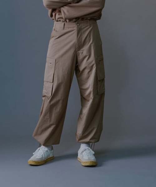 MATSUFUJI(マツフジ)の「Water Repellent Wide Cargo Trousers(カーゴパンツ・メンズ・ブラック/グレイッシュベージュ・2/3)」の1枚目の写真