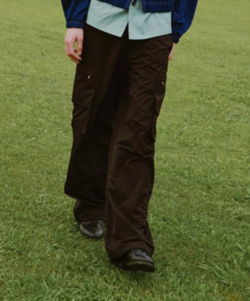 MATSUFUJI(マツフジ)の「Water Repellent Wide Cargo Trousers(カーゴパンツ・メンズ・ブラック/グレイッシュベージュ・2/3)」の2枚目の写真