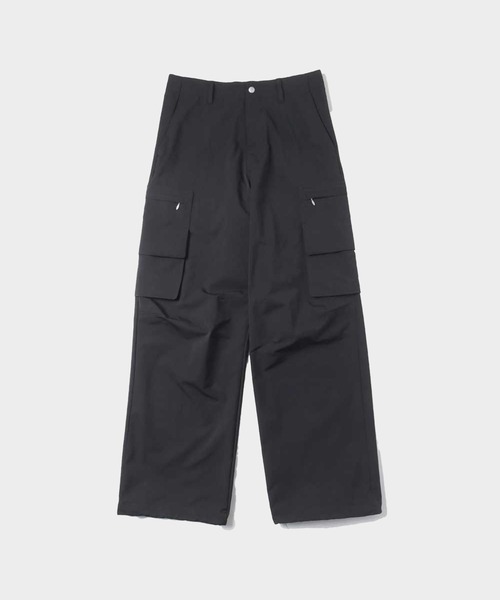MATSUFUJI(マツフジ)の「Water Repellent Wide Cargo Trousers(カーゴパンツ・メンズ・ブラック/グレイッシュベージュ・2/3)」の4枚目の写真