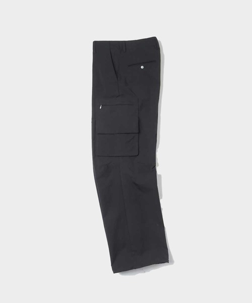 MATSUFUJI(マツフジ)の「Water Repellent Wide Cargo Trousers(カーゴパンツ・メンズ・ブラック/グレイッシュベージュ・2/3)」の5枚目の写真