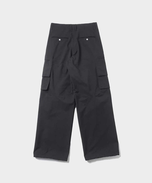 MATSUFUJI(マツフジ)の「Water Repellent Wide Cargo Trousers(カーゴパンツ・メンズ・ブラック/グレイッシュベージュ・2/3)」の6枚目の写真