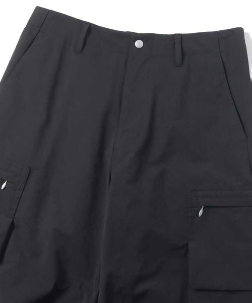 MATSUFUJI(マツフジ)の「Water Repellent Wide Cargo Trousers(カーゴパンツ・メンズ・ブラック/グレイッシュベージュ・2/3)」の8枚目の写真