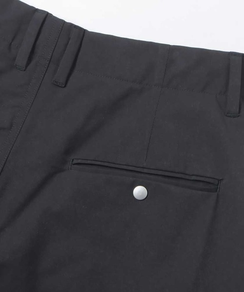 MATSUFUJI(マツフジ)の「Water Repellent Wide Cargo Trousers(カーゴパンツ・メンズ・ブラック/グレイッシュベージュ・2/3)」の11枚目の写真