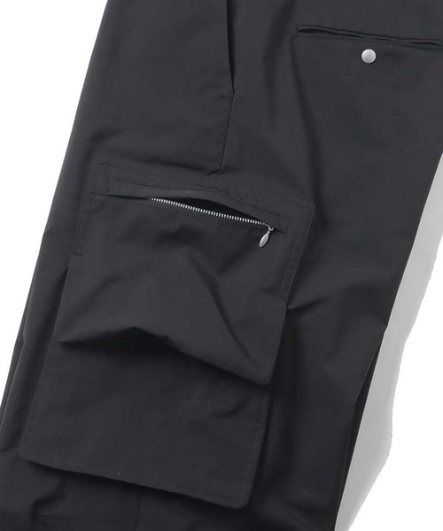 MATSUFUJI(マツフジ)の「Water Repellent Wide Cargo Trousers(カーゴパンツ・メンズ・ブラック/グレイッシュベージュ・2/3)」の12枚目の写真