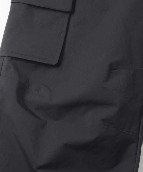 MATSUFUJI(マツフジ)の「Water Repellent Wide Cargo Trousers(カーゴパンツ・メンズ・ブラック/グレイッシュベージュ・2/3)」の13枚目の写真
