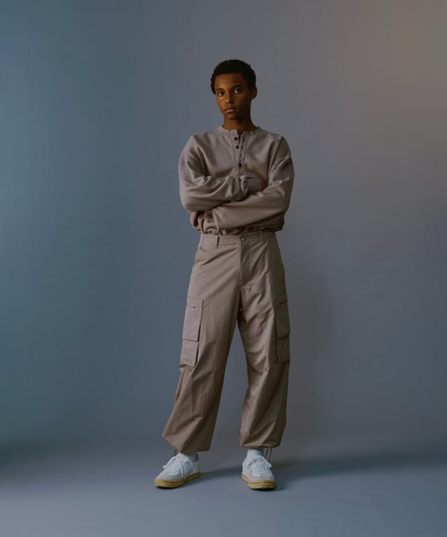 MATSUFUJI(マツフジ)の「Water Repellent Wide Cargo Trousers(カーゴパンツ・メンズ・ブラック/グレイッシュベージュ・2/3)」の15枚目の写真