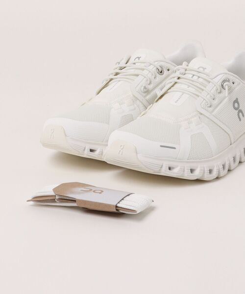 On(オン)の「【On】Cloud 6(スニーカー・レディース・ホワイト・23cm/23.5cm/24cm/24.5cm/25cm/25.5)」の4枚目の写真