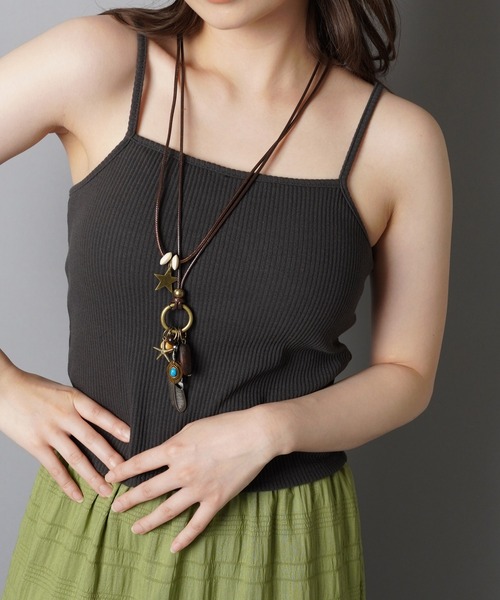 SPINNS（スピンズ）の「一番使いやすい丈感目指しました！/カップ付き ショート丈キャミソール/2サイズ・5色展開（キャミソール・レディース・ナチュラル/カーキ/オフホワイト/ブラック/チャコール・M/S）」の3枚目の写真