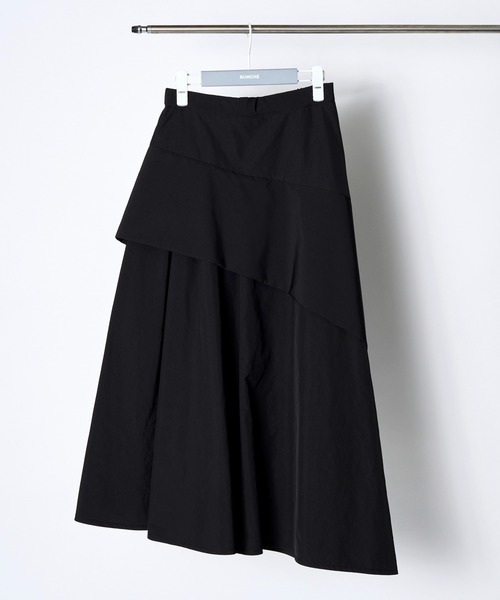 RUMCHE（ラムシェ）の「Asymmetry Flare Skirt / アシンメトリーフレアスカート（スカート・レディース・ブラック・SMALL/MEDIUM）」の2枚目の写真