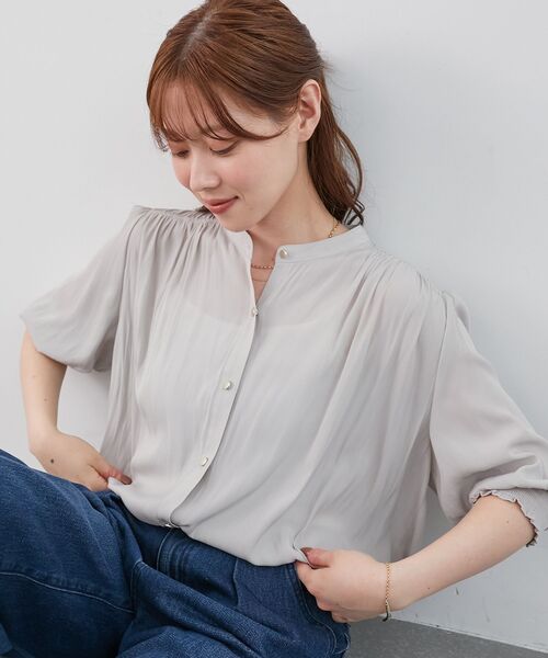 le.coeur blanc（ルクールブラン）の「パウダーサテン袖シャーリングブラウス（シャツ/ブラウス・レディース・ライトグレー/ピンク/グリーン・38）」の2枚目の写真