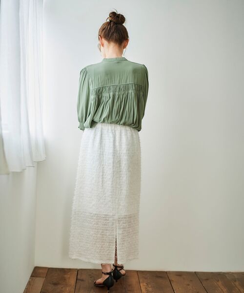 le.coeur blanc（ルクールブラン）の「パウダーサテン袖シャーリングブラウス（シャツ/ブラウス・レディース・ライトグレー/ピンク/グリーン・38）」の5枚目の写真