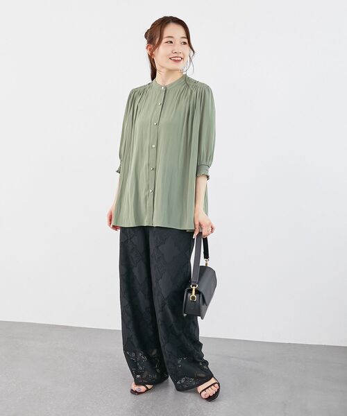 le.coeur blanc（ルクールブラン）の「パウダーサテン袖シャーリングブラウス（シャツ/ブラウス・レディース・ライトグレー/ピンク/グリーン・38）」の9枚目の写真