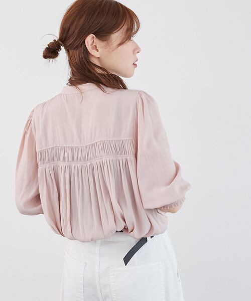 le.coeur blanc（ルクールブラン）の「パウダーサテン袖シャーリングブラウス（シャツ/ブラウス・レディース・ライトグレー/ピンク/グリーン・38）」の17枚目の写真