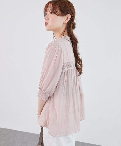 le.coeur blanc（ルクールブラン）の「パウダーサテン袖シャーリングブラウス（シャツ/ブラウス・レディース・ライトグレー/ピンク/グリーン・38）」の18枚目の写真