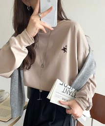 後ろ姿も、抜かりなく。胸刺繍 シルケット素材 ゆったりシルエット レイヤード バックヘンリー 長袖 ロンTEE