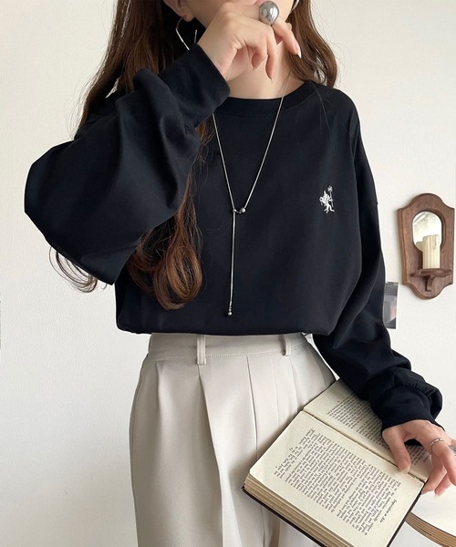 classicalelf(クラシカルエルフ)の「後ろ姿も、抜かりなく。胸刺繍 シルケット素材 ゆったりシルエット レイヤード バックヘンリー 長袖 ロンTEE(Tシャツ/カットソー・レディース・ブラック/オフホワイト/チャコール/ベージュ・X-LARGE/SMALL/MEDIUM/LARGE)」の1枚目の写真