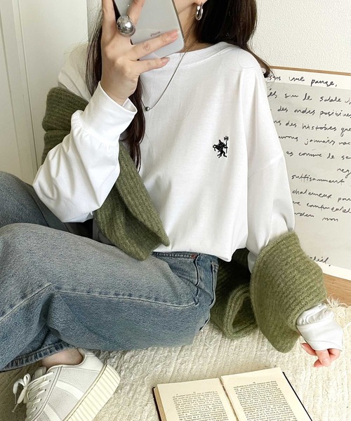 classicalelf(クラシカルエルフ)の「後ろ姿も、抜かりなく。胸刺繍 シルケット素材 ゆったりシルエット レイヤード バックヘンリー 長袖 ロンTEE(Tシャツ/カットソー・レディース・ブラック/オフホワイト/チャコール/ベージュ・X-LARGE/SMALL/MEDIUM/LARGE)」の10枚目の写真