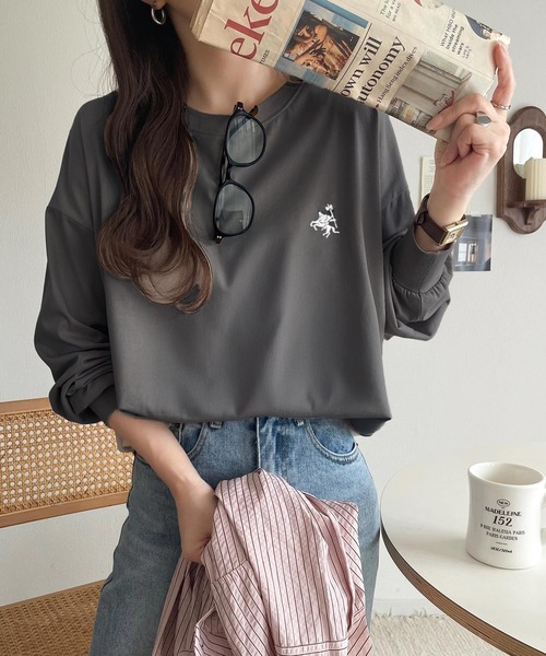 classicalelf(クラシカルエルフ)の「後ろ姿も、抜かりなく。胸刺繍 シルケット素材 ゆったりシルエット レイヤード バックヘンリー 長袖 ロンTEE(Tシャツ/カットソー・レディース・ブラック/オフホワイト/チャコール/ベージュ・X-LARGE/SMALL/MEDIUM/LARGE)」の15枚目の写真