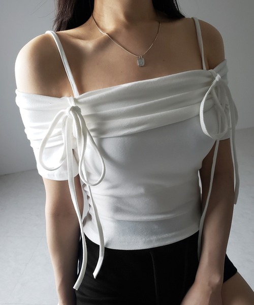 me+em select(ミームセレクト)の「【 3color 】ストラップダブルリボンギャザーオフショルトップス / strap double ribbon gather offshoulder tops ※※(Tシャツ/カットソー・レディース・ブラック/グレー/ホワイト・FREE)」の4枚目の写真