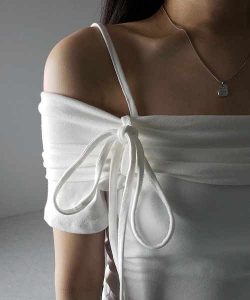 me+em select(ミームセレクト)の「【 3color 】ストラップダブルリボンギャザーオフショルトップス / strap double ribbon gather offshoulder tops ※※(Tシャツ/カットソー・レディース・ブラック/グレー/ホワイト・FREE)」の8枚目の写真