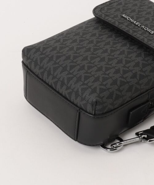MICHAEL KORS(マイケルコース)の「HUDSON フラップ スリングパッグ ミディアム - MKシグネチャー(バックパック/リュック・メンズ・ブラック・FREE)」の5枚目の写真