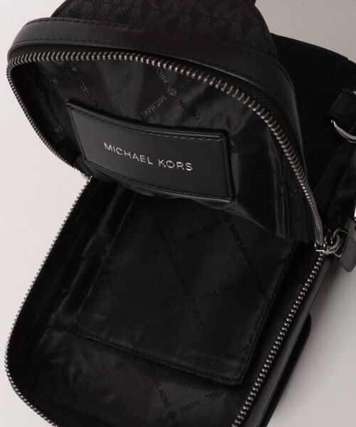 MICHAEL KORS(マイケルコース)の「HUDSON フラップ スリングパッグ ミディアム - MKシグネチャー(バックパック/リュック・メンズ・ブラック・FREE)」の6枚目の写真