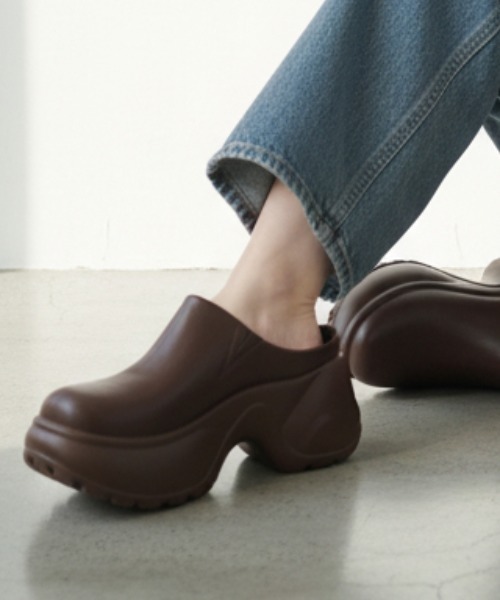 VIVIAN（ヴィヴィアン）の「厚底スリッポンサボサンダル（サンダル・レディース・ダークブラウン/イエロー系その他6/ブラック・LL/L/M/S）」の2枚目の写真