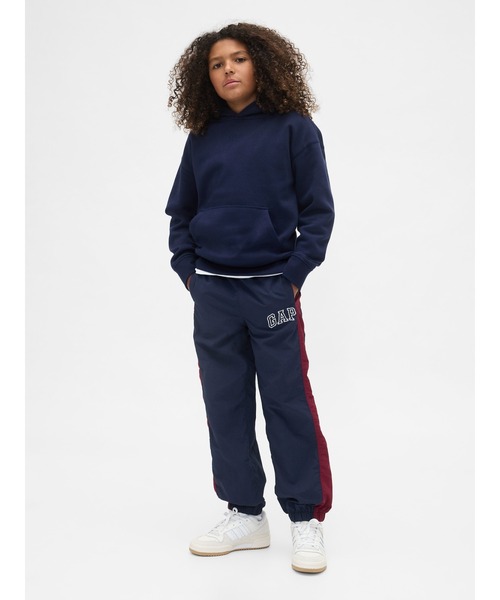GAP（ギャップ）の「リサイクルナイロン100% リラックス GAPロゴ ジョガーパンツ (キッズ)（その他パンツ・キッズ・ブラック/ネイビー・110cm/120cm/130cm/140cm/150cm/160cm）」の4枚目の写真