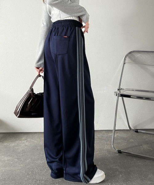 Java（ジャバ）の「《JaVaジャバコラボ》配色ラインで魅せる大人リラクシー。サイドラインロゴ刺繍トラックパンツ（ウエストゴム）（その他パンツ・レディース・ブラック/アイボリー/ネイビー・LARGE/MEDIUM/SMALL/X-LARGE）」の3枚目の写真