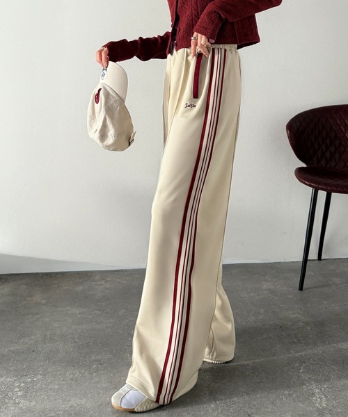 Java（ジャバ）の「《JaVaジャバコラボ》配色ラインで魅せる大人リラクシー。サイドラインロゴ刺繍トラックパンツ（ウエストゴム）（その他パンツ・レディース・ブラック/アイボリー/ネイビー・LARGE/MEDIUM/SMALL/X-LARGE）」の2枚目の写真