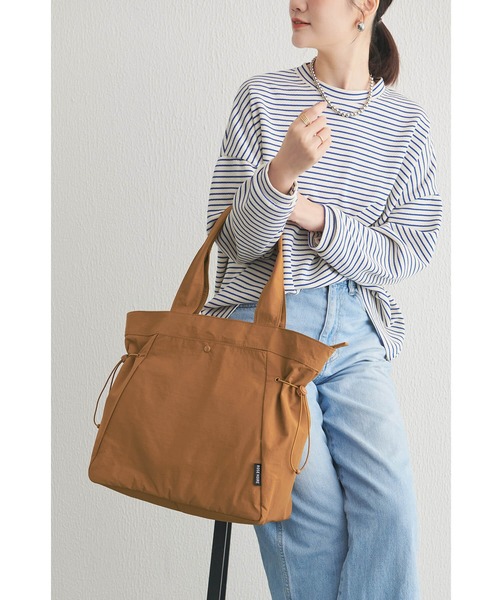 Cinderella(シンデレラ)の「トートバッグ ナイロン レディース A4 トート バッグ 撥水加工 通勤 通学 ナイロンバッグ ボタン ファスナー ドロスト付き カバン デイリーユース エコバッグ 大きいサイズ マチ付き ショルダーバッグ 手提げバッグ 大容量 収納 大人 ママ マザーバッグ 仕切りトートバッグ(トートバッグ・レディース・ダークグレー/ブラック/ベージュ/パープル/ブラウン/グリーン・FREE)」の22枚目の写真