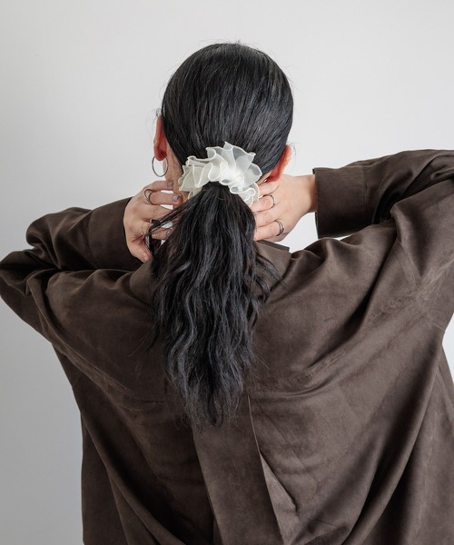 LOWRYS FARM(ローリーズファーム)の「フリルメロークルリンヘアカフ 579127(バレッタ/ヘアクリップ・レディース・ブラック系その他/ブラック/アイボリー/ブラウン・FREE)」の1枚目の写真
