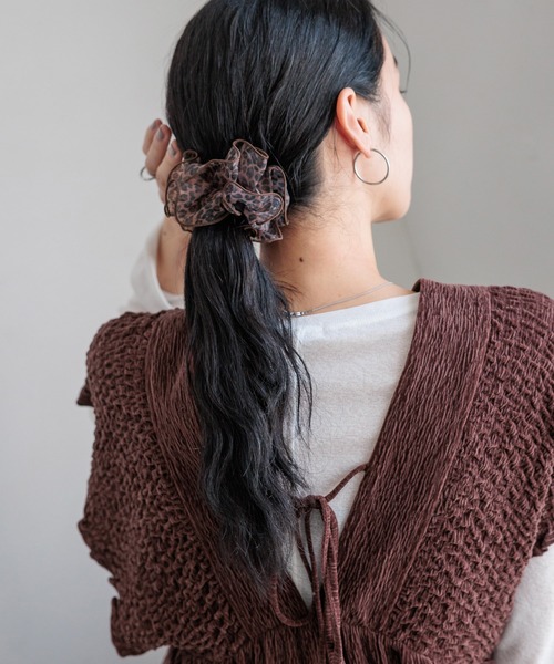 LOWRYS FARM(ローリーズファーム)の「フリルメロークルリンヘアカフ 579127(バレッタ/ヘアクリップ・レディース・ブラック系その他/ブラック/アイボリー/ブラウン・FREE)」の4枚目の写真