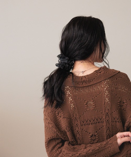 LOWRYS FARM(ローリーズファーム)の「フリルメロークルリンヘアカフ 579127(バレッタ/ヘアクリップ・レディース・ブラック系その他/ブラック/アイボリー/ブラウン・FREE)」の2枚目の写真