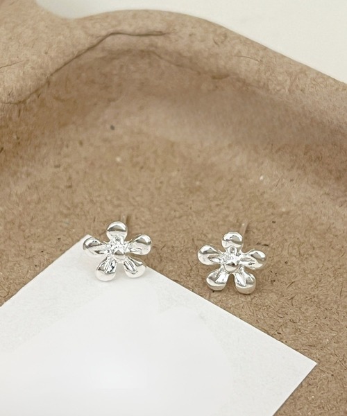 yu-ka(ユーカ)の「YU-KA:フラワーミニピアス flower mini pierce(ピアス(両耳用)・レディース・シルバー・FREE)」の2枚目の写真