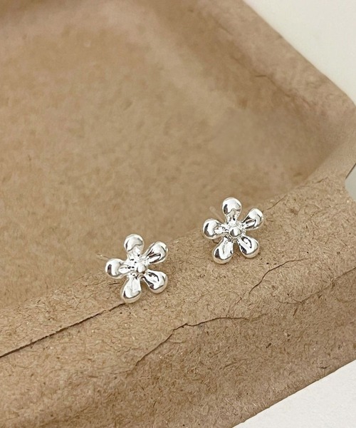 yu-ka(ユーカ)の「YU-KA:フラワーミニピアス flower mini pierce(ピアス(両耳用)・レディース・シルバー・FREE)」の3枚目の写真