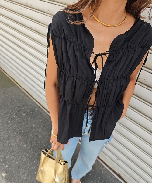 esutoreja（エストレジャ）の「シャーリングリボンブラウス（シャツ/ブラウス・レディース・ブラック/ホワイト・FREE）」の2枚目の写真