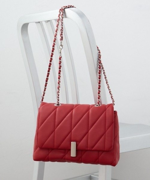AZUL by moussy(アズールバイマウジー)の「フェイクレザーキルティングバッグ(ショルダーバッグ・レディース・レッド/ブラック/グレイッシュベージュ・FREE)」の1枚目の写真