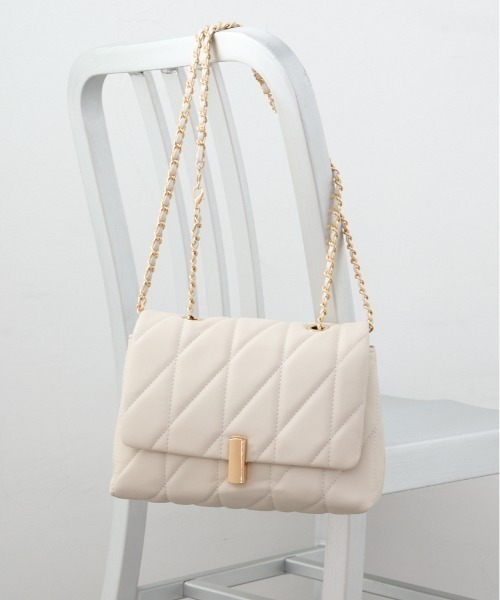 AZUL by moussy(アズールバイマウジー)の「フェイクレザーキルティングバッグ(ショルダーバッグ・レディース・レッド/ブラック/グレイッシュベージュ・FREE)」の3枚目の写真