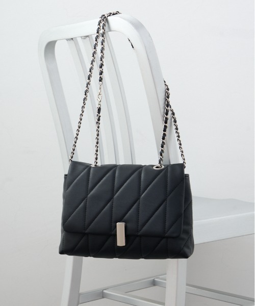 AZUL by moussy(アズールバイマウジー)の「フェイクレザーキルティングバッグ(ショルダーバッグ・レディース・レッド/ブラック/グレイッシュベージュ・FREE)」の2枚目の写真