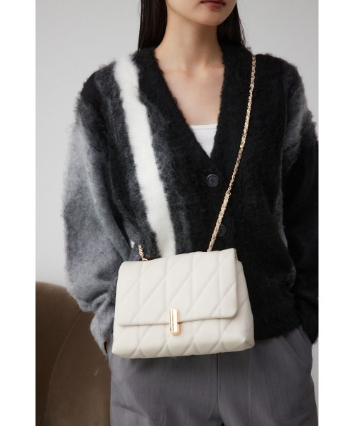 AZUL by moussy(アズールバイマウジー)の「フェイクレザーキルティングバッグ(ショルダーバッグ・レディース・レッド/ブラック/グレイッシュベージュ・FREE)」の13枚目の写真