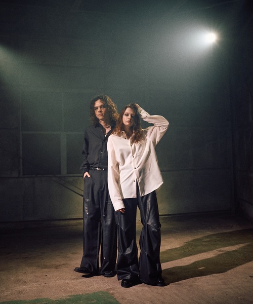 CASPER JOHN（キャスパージョン）の「Imitation cupra sharp shirts / イミテーションキュプラシャープシャツ（シャツ/ブラウス・メンズ・ブラック/ホワイト/ブルー/チャコールグレー・SMALL/X-SMALL/LARGE/MEDIUM）」の6枚目の写真