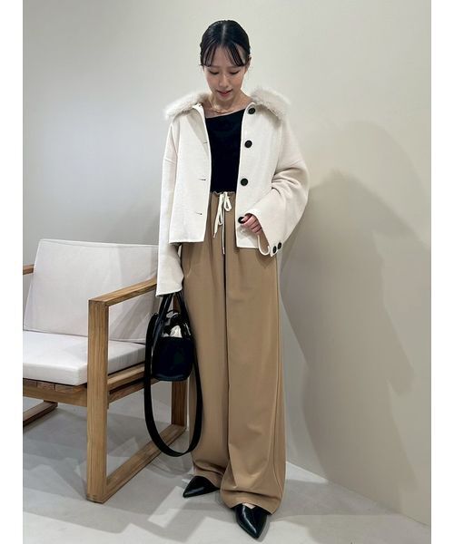 Mila Owen(ミラオーウェン)の「2wayファーカラーリバーショートコート(チェスターコート・レディース・ブラック/ホワイト/キャメル・0/1)」の12枚目の写真