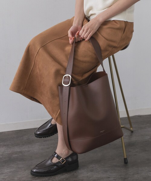OPAQUE.CLIP（オペークドットクリップ）の「【軽量／A4サイズ対応／通勤対応】スムース合皮ワンショルダーバッグ（ショルダーバッグ・レディース・ブラック/ダークブラウン・00）」の2枚目の写真