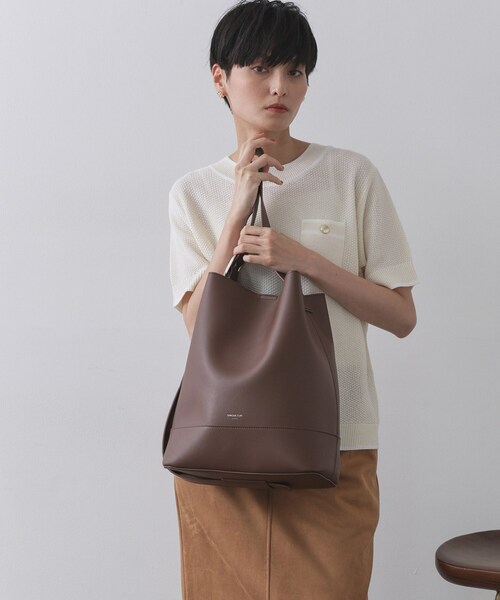 OPAQUE.CLIP（オペークドットクリップ）の「【軽量／A4サイズ対応／通勤対応】スムース合皮ワンショルダーバッグ（ショルダーバッグ・レディース・ブラック/ダークブラウン・00）」の5枚目の写真