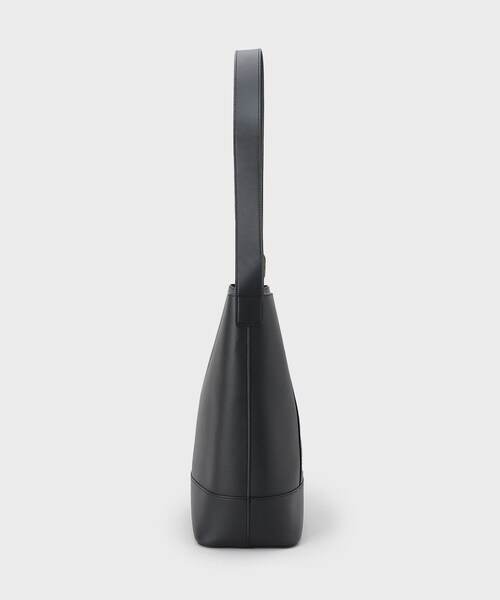 OPAQUE.CLIP（オペークドットクリップ）の「【軽量／A4サイズ対応／通勤対応】スムース合皮ワンショルダーバッグ（ショルダーバッグ・レディース・ブラック/ダークブラウン・00）」の9枚目の写真