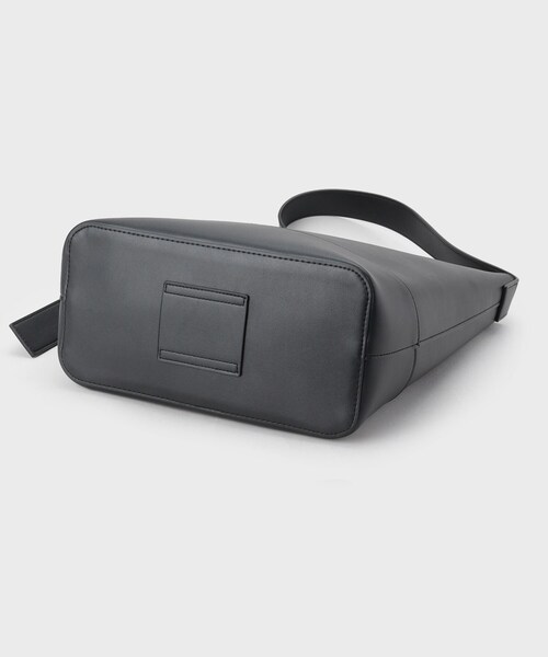 OPAQUE.CLIP（オペークドットクリップ）の「【軽量／A4サイズ対応／通勤対応】スムース合皮ワンショルダーバッグ（ショルダーバッグ・レディース・ブラック/ダークブラウン・00）」の11枚目の写真